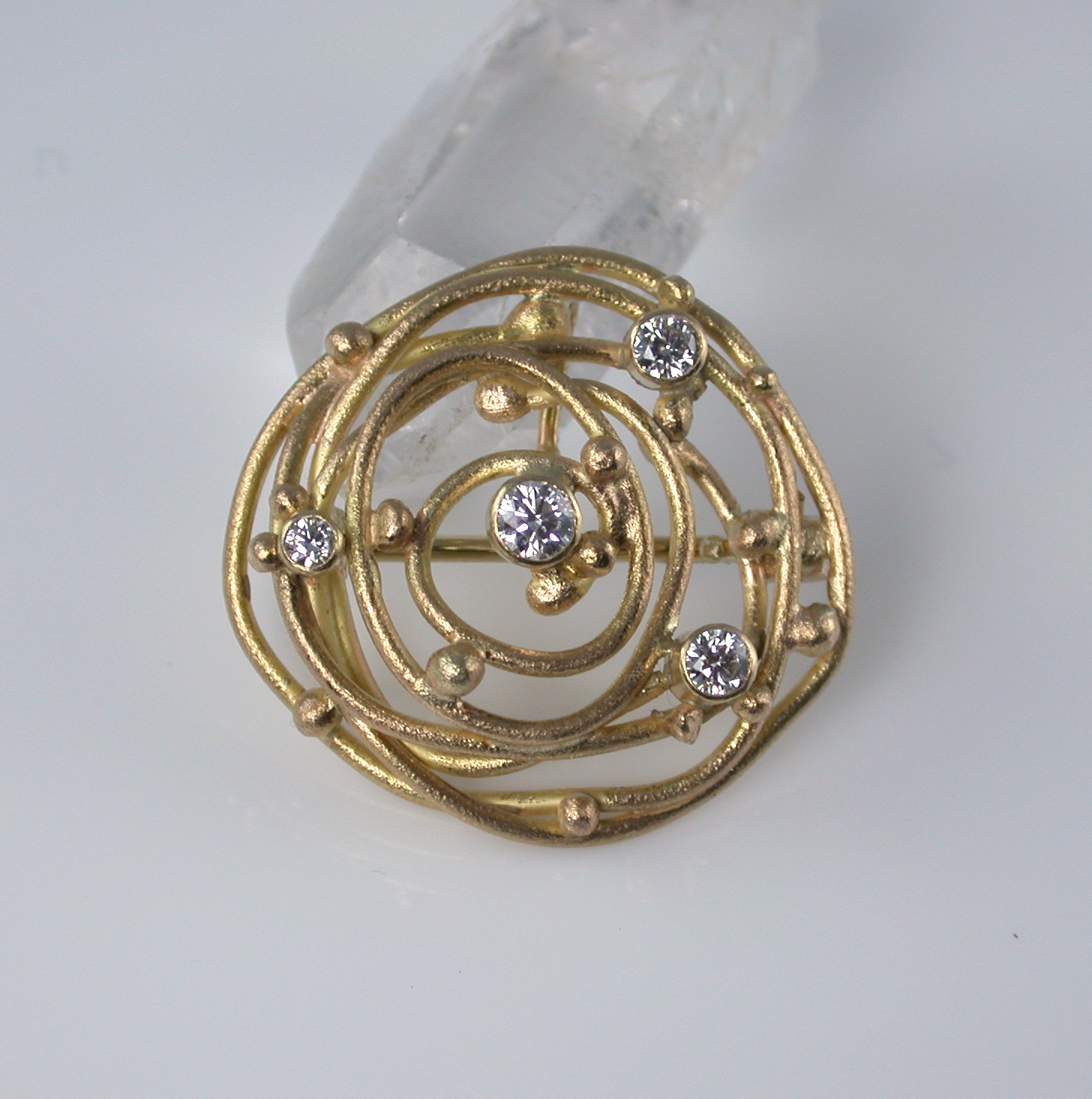 Broosch / pendant in 18k of gold with twvvs diamonds by Susanne Lanng. Designer and jeweler in Gl. Skagen