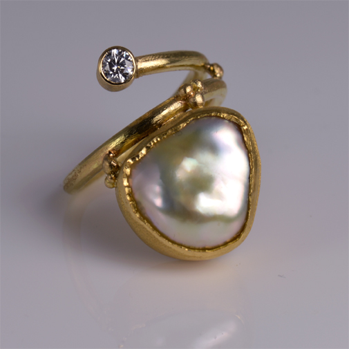 Handcrafted Ring in 18k gold with South Sea pearl and twvvs diamond by Susanne Lanng. danish designer and jeweler in Skagen.