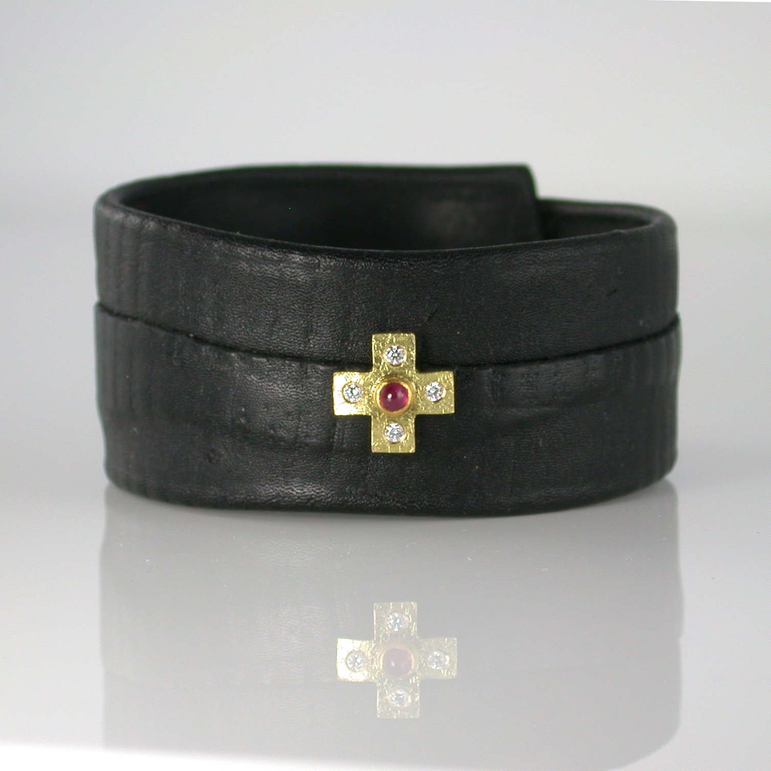 Kangaroo leather bracelet with a cross by Susanne Lanng - Gl. Skagen
