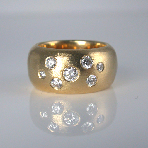 Ring in 18k gold with twvvs diamonds by Susanne Lanng. Gl. Skagen
