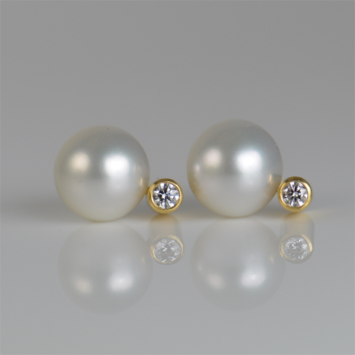Earrings 18k with South Ssea pearls and twvvs diamonds by Susanne Lanng - Gl. Skagen