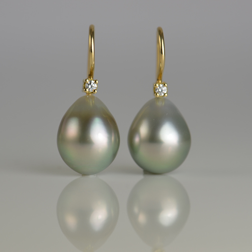 Earrings 18k gold with twvvs diamond and fancy color tahiti pearl by Susanne Lanng - Gl. Skagen