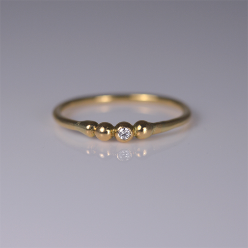 Ring in 18k gold with twvvs diamond by Susanne Lanng. Gl. Skagen