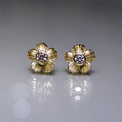 Earrings 18k gold with twvvs 0.12ct diamonds by Susanne Lanng - Gl. Skagen.
