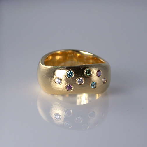 Ring in 18k gold with diamonds by Susanne Lanng. Gl. Skagen