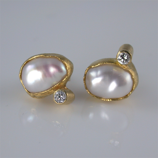 Earrings in 18k gold, pearl and diamond by Susanne Lanng - Gl. Skagen