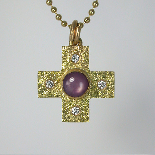 Cross in 18k gold, twvvs diamonds and pink star sapphire by jeweler Susanne Lanng - Gl. Skagen
